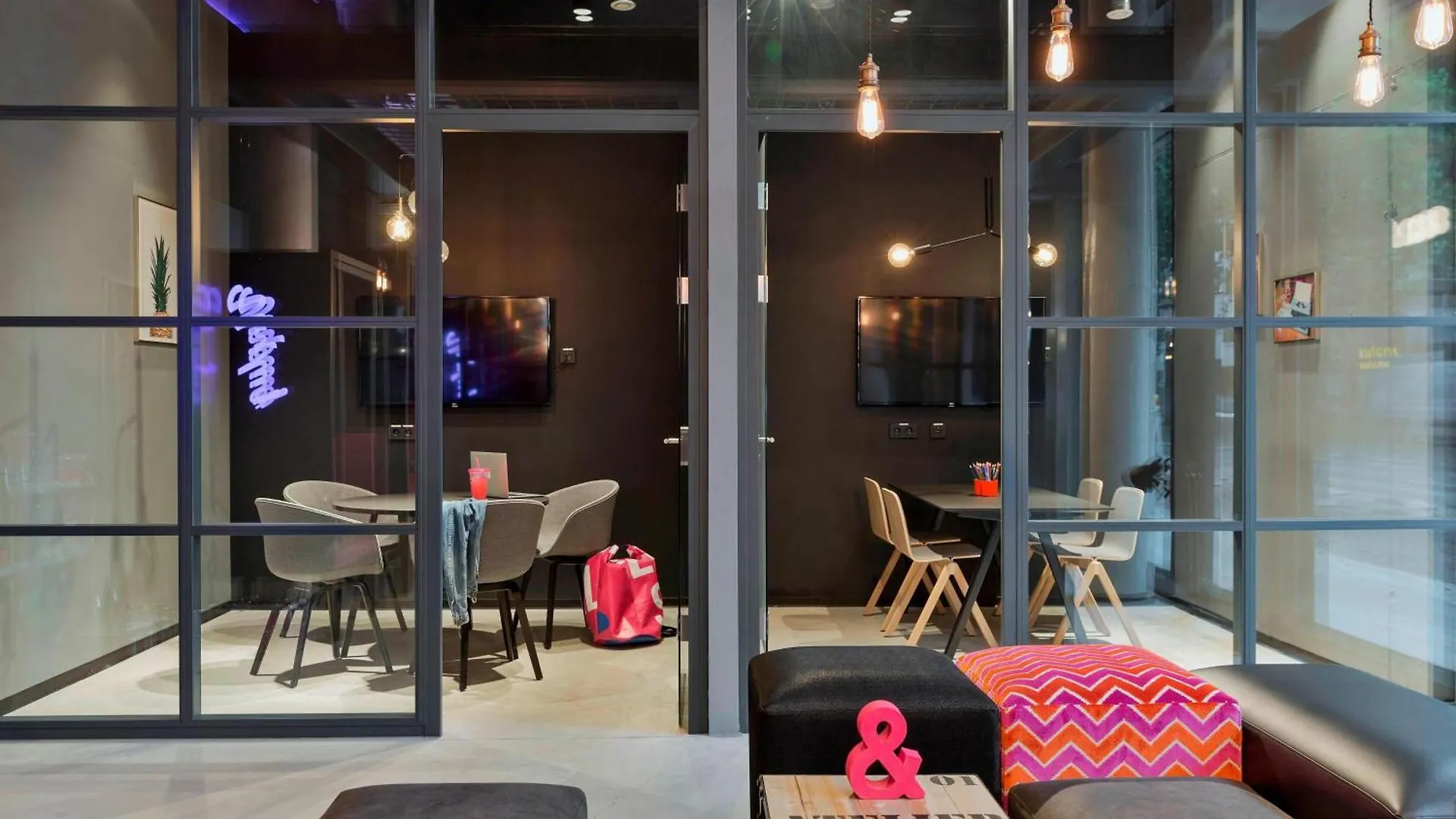 Отель Moxy Frankfurt East Франкфурт-на-Майне